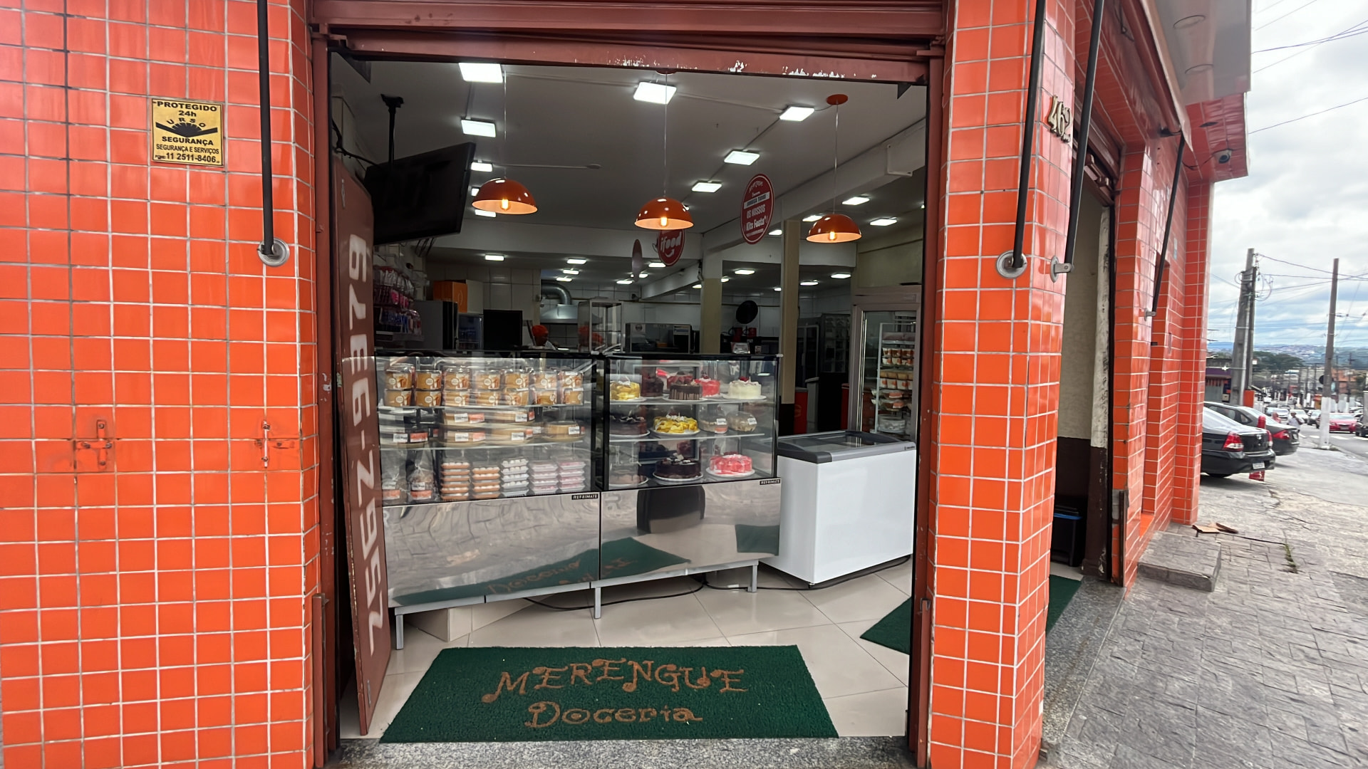 Fachada e entrada da Merengue Doceria